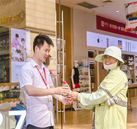 【关爱环卫工】小小一瓶水，传递正能量