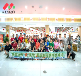 粽叶飘香迎端午，邻里齐聚话温情。5月21日下午，武进人民商场内一片欢声笑语，热闹非凡。来自花园、南街、何留、湾里、聚湖、府南、大二、蒋湾、长虹9个社区的60余名居民齐聚一堂，共同参与了由武进人民商场社区食堂主办的端午包粽子活动，湖塘镇民政科科长刘宇、副科长叶小玲出席活动，与居民一同感受端午节日的独特魅力与邻里间的深厚情谊。